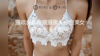 猥琐房东暗藏摄像头偷拍美女租客洗澡上厕所