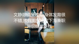 娇小身材苗条妹子【小骚猫】浴缸洗澡再床上自慰秀，按摩器震动无毛嫩穴掰开特写，非常粉嫩不要错过