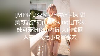 甘肃26岁极品美少妇 身居闺房寂寞，老公长期不在家，穿性感丁字裤勒紧小骚逼，和网友聊骚解寂寞！