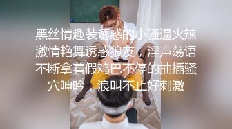 屌丝门缝下偷窥女邻居洗澡在手淫 故意压着嗓子淫笑了几声,妹子瞬间动作僵硬住了.