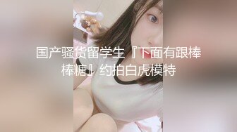 小哥好體力,把嬌小玲瓏小師妹抱起來幹,妹子抱緊小哥,下體瘋狂抽送,浪叫不斷