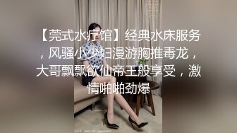 孤独的小少妇一个人在家跟狼友发骚，互动撩骚听指挥逼逼里面塞跳蛋，拽出来还带大姨妈呢好骚啊，精彩别错过