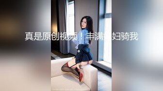 女工宿舍简易冲凉房洞中超近距离偷窥两个少妇洗澡看着阴毛真想伸手摸逼