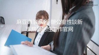 校园情侣思念太久，趁同学们还没来教室，男友解开拉链喂女友吃棒棒！