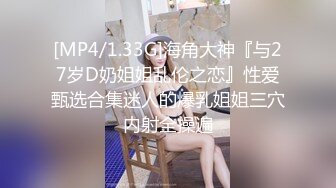 颜值身材都很不错的球衣小妹穿上性感的黑丝跟大哥激情啪啪，撸着大哥的鸡巴让大哥抠逼玩弄，无套抽插内射