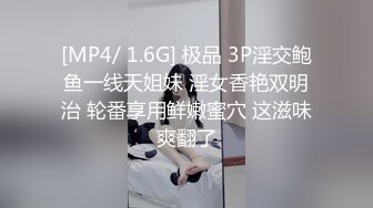 白丝露脸骚人妻让小哥玩着奶子抠弄骚逼，深喉口交大鸡巴，主动上位抽插，让小哥后入爆草，从床上干到浴室