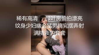 跪在床边吃鸡巴的绝美少妇