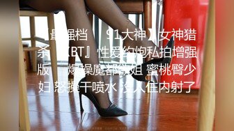 开衩亮闪闪蕾丝裙美女排队买单被抄底红色蕾丝内包裹肉臀 和家人逛街的白裙长腿美少妇米白骚内