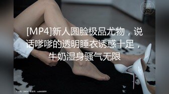 好骚的一对姐妹花，欲望高涨找大鸡巴猛男解渴释放，互相脱光光争相吸吮肉棒