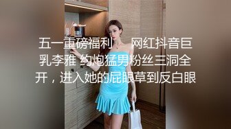 两个乖女儿和妈妈一起上演三人行，露脸了好刺激让妹妹玩逼妈妈舔奶子真骚，淫语互动狼友听指挥一起捅妈骚穴