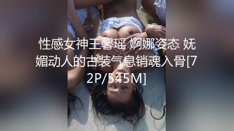 看她情不自禁的在厕所玩自己好想帮她