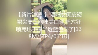 门缝下偷拍邻居家妹子洗完澡赤身裸体出来擦身体,两个奶子圆鼓鼓的,逼逼只有一点毛