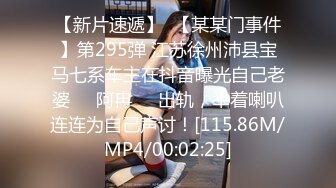 妹子轮流来洗澡,有一个发现了,用红毛巾把身体遮住不让我看